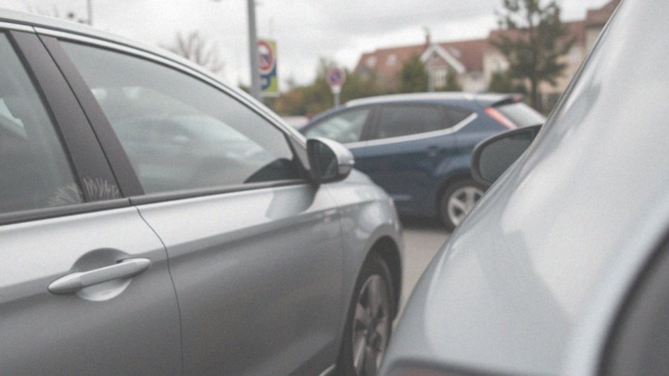 Jakie są mandaty za zarysowanie auta na parkingu?